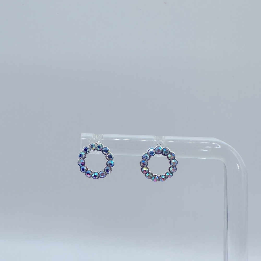 Silver circle/shimmer stud earrings